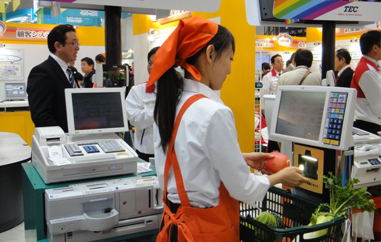 Làm việc tại các siêu thị là công việc phổ biến khi đi du học Nhật Bản